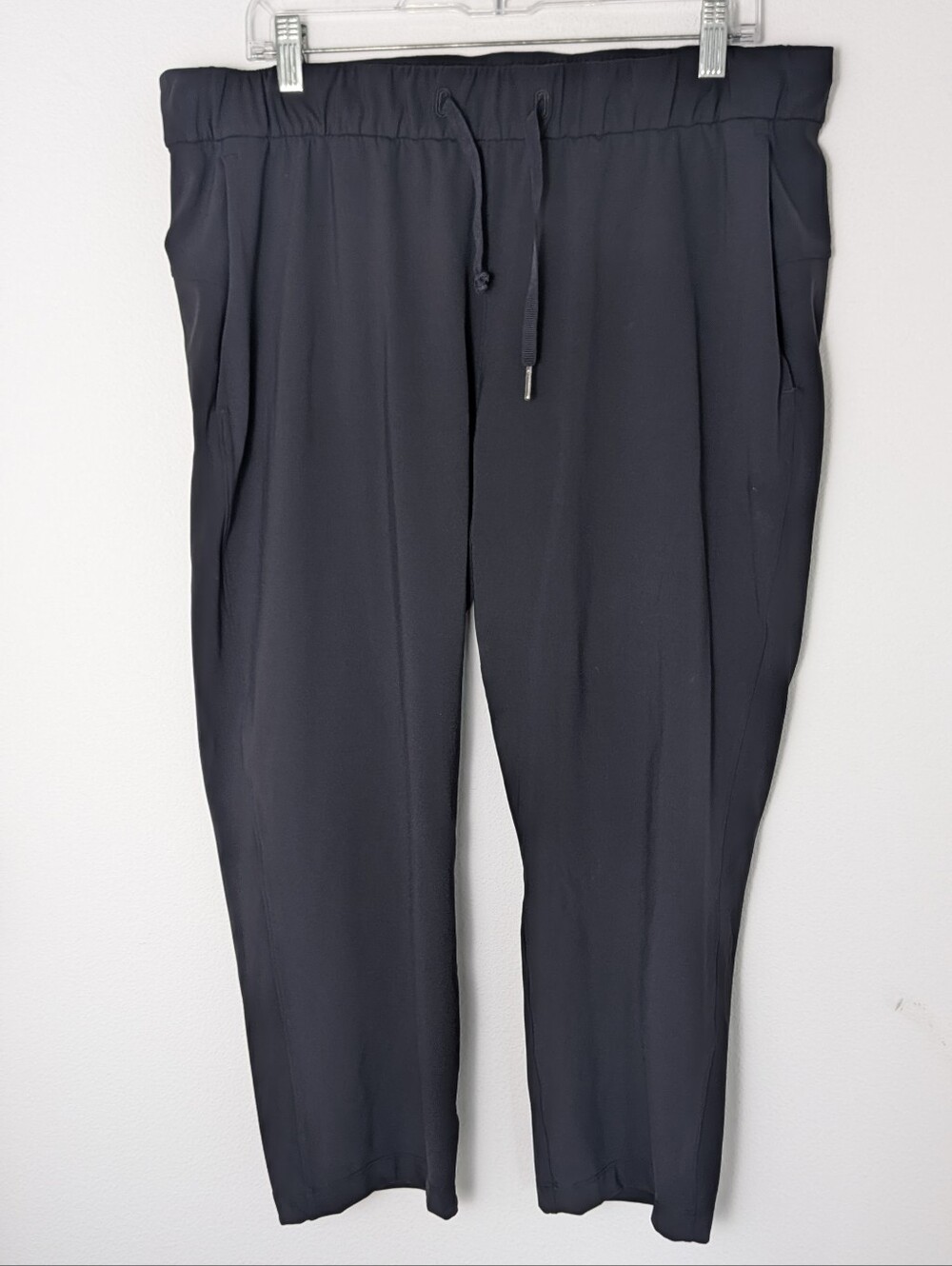 Lululemon women's On the Fly cropped Pants Sz 12 black pull on stretchy athletic